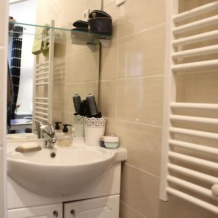 Bright And Equipped Studio Batignolles Appartement Parijs