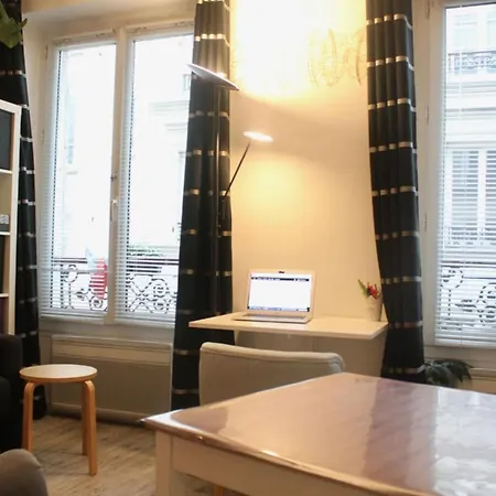 Bright And Equipped Studio Batignolles Parijs